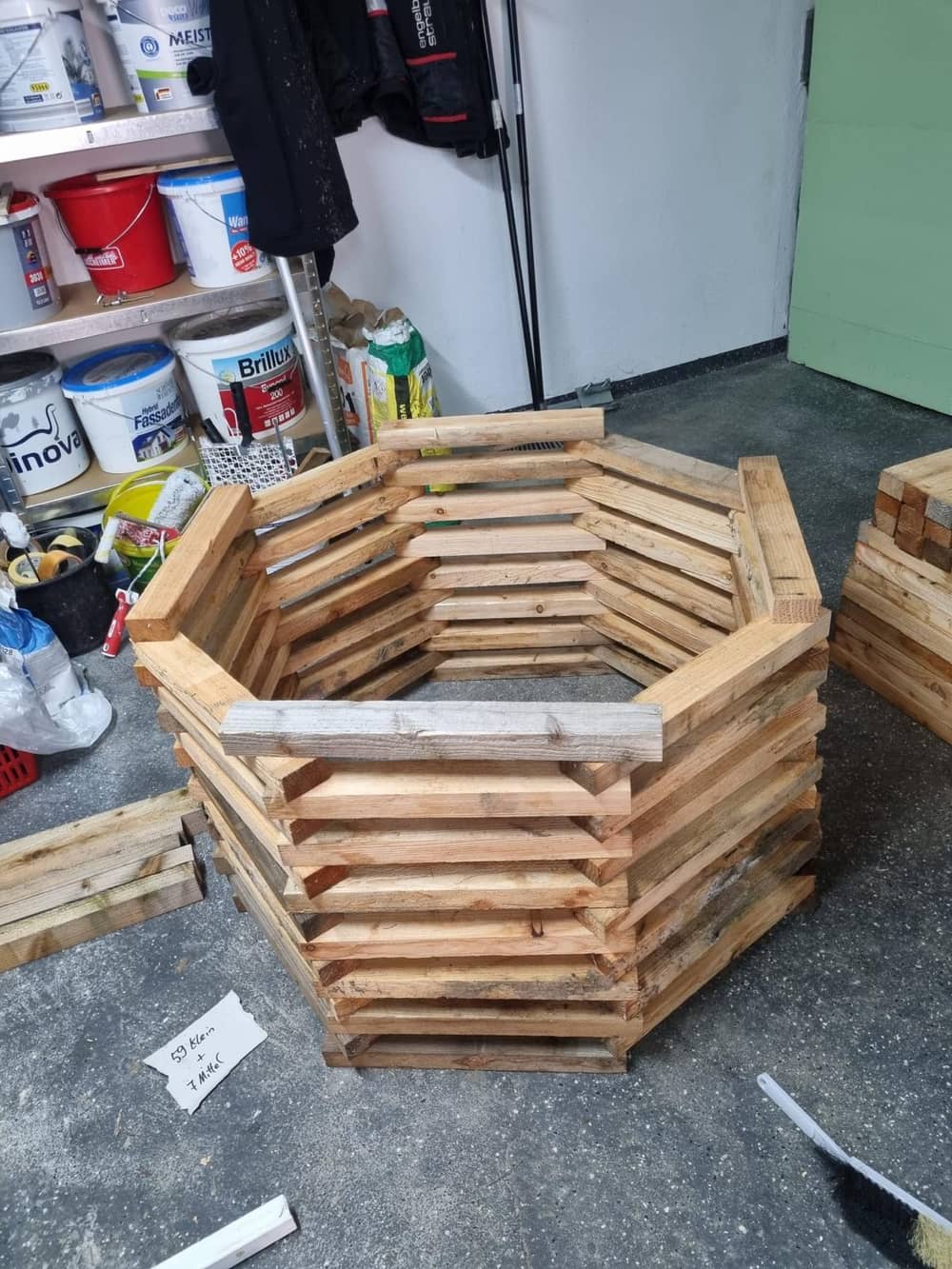 Sechseckiges Hochbeet aus Douglasienholz in der Werkstatt – Handarbeit Schicht für Schicht